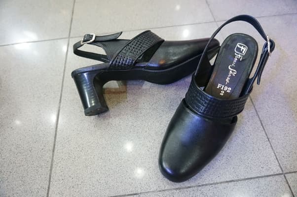 แตะมีสายรัดข้อ ใส่สบาย แบบสุภาพ 1