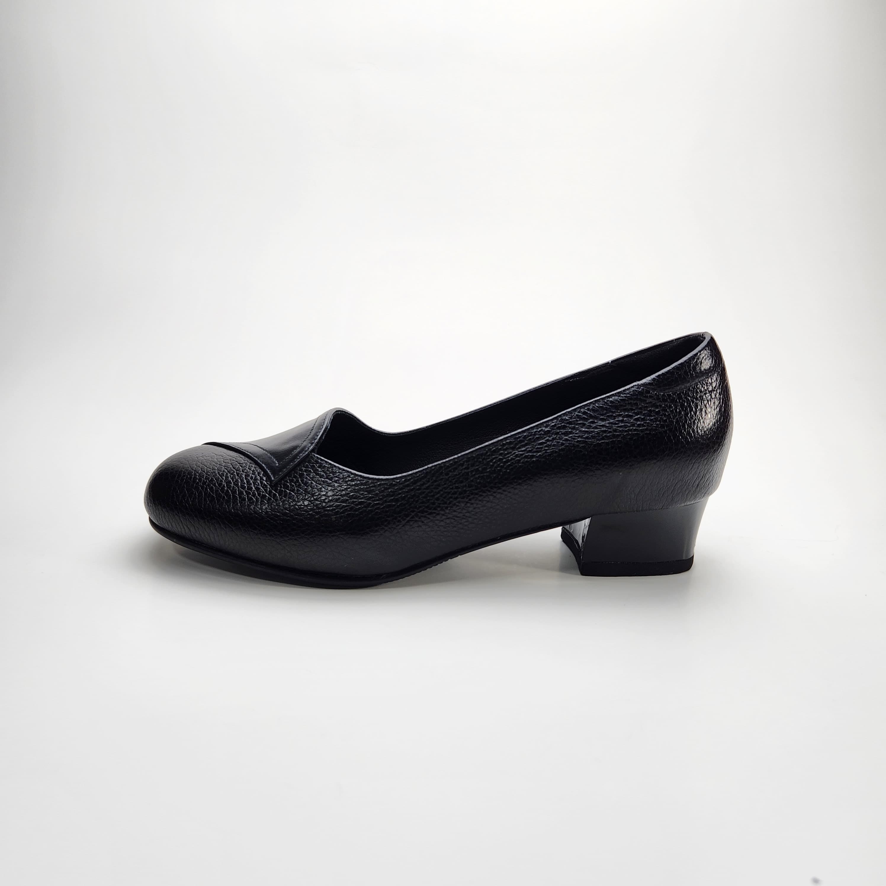 รองเท้าหนังเรียบสลับลาย 1