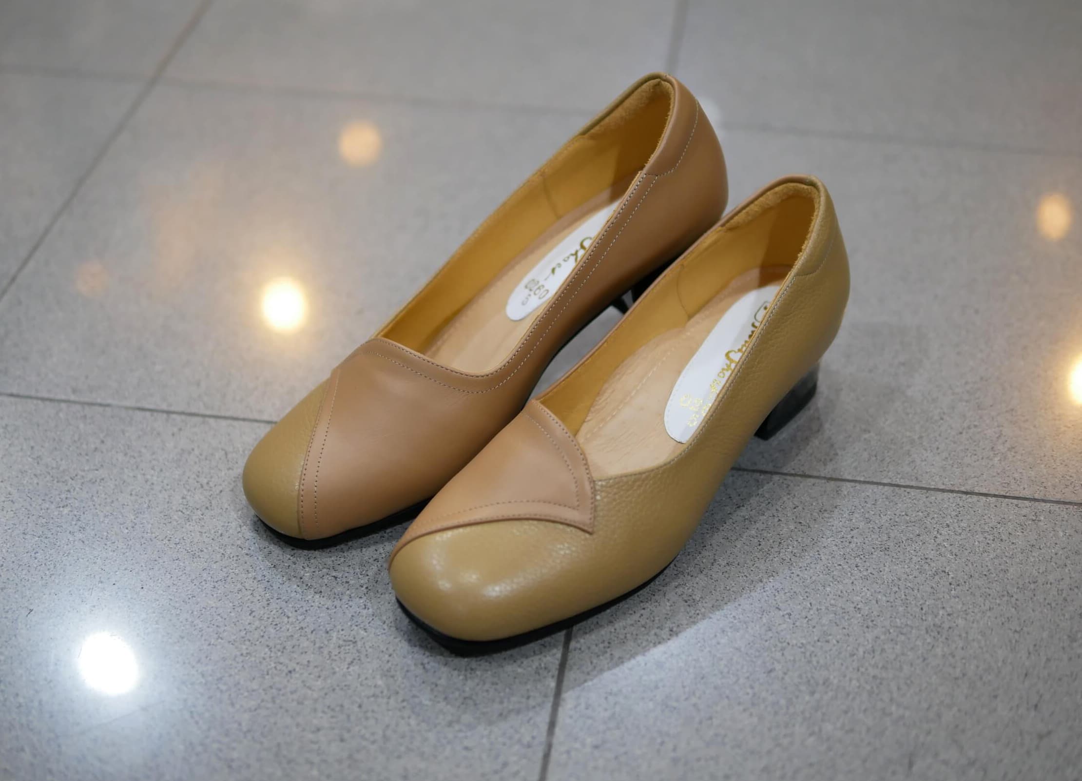 รองเท้าหนังเรียบสลับลาย 6