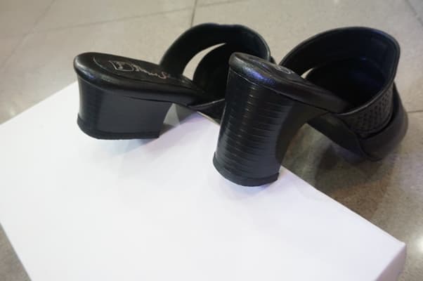 แบบแตะมีส้น หน้าเรียว ใส่สบาย ไม่มีสายรัดข้อ 2