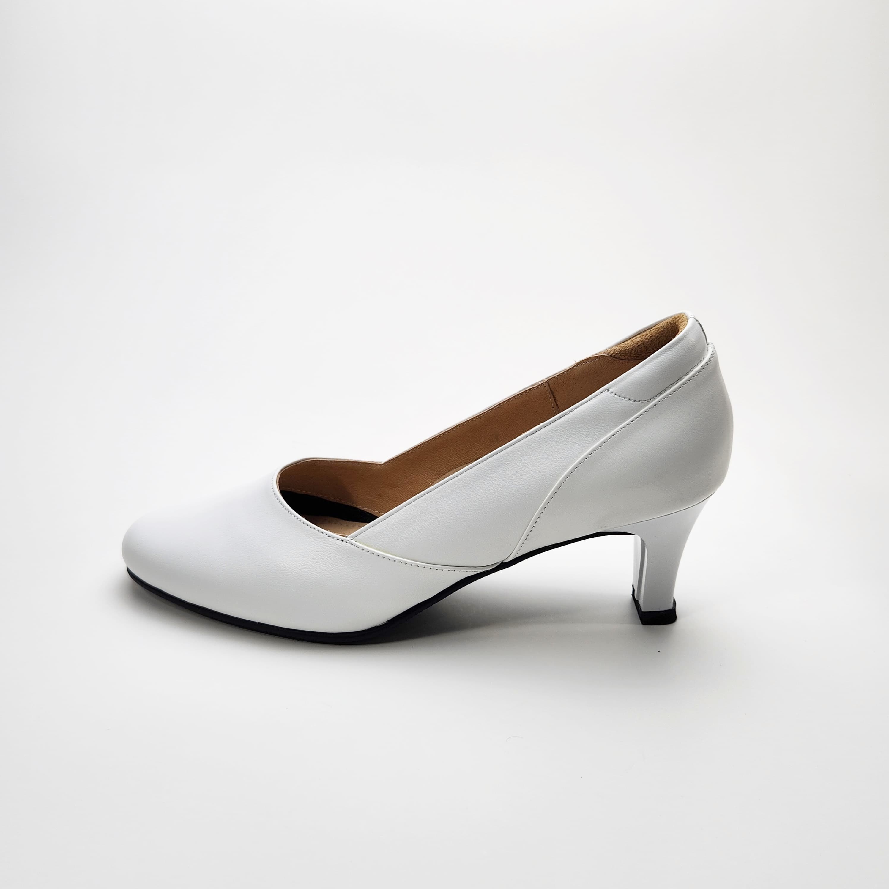 หน้าเรียบ มีดีไซน์ตัดเย็บด้านข้างเล็กน้อย เท้าดูเรียว 1