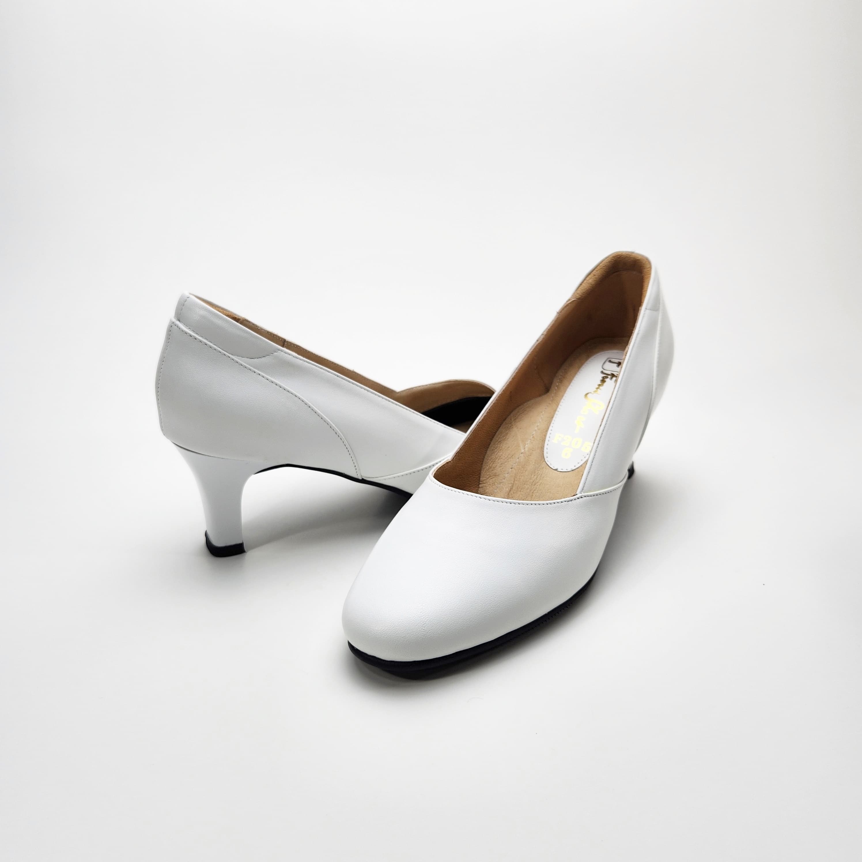 หน้าเรียบ มีดีไซน์ตัดเย็บด้านข้างเล็กน้อย เท้าดูเรียว 3