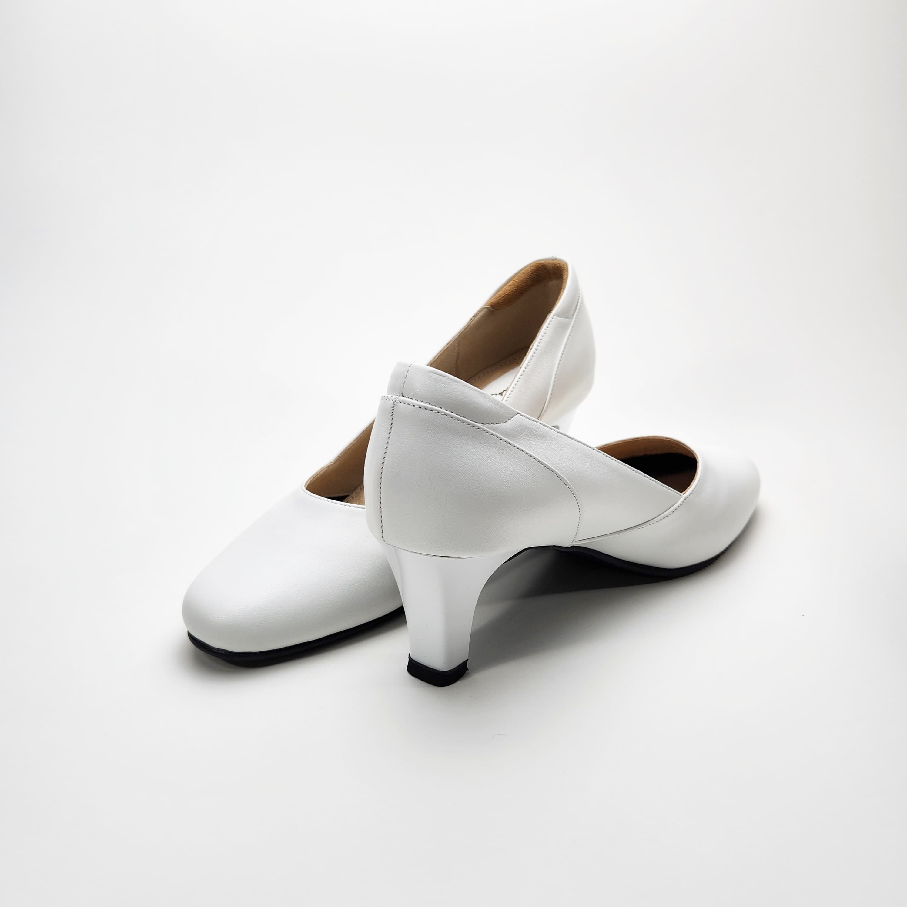 หน้าเรียบ มีดีไซน์ตัดเย็บด้านข้างเล็กน้อย เท้าดูเรียว 4