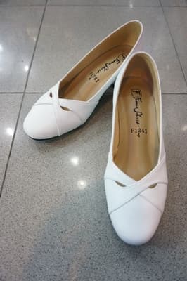 สีขาว หน้าเรียว ส้นสูง แบบเรียบ ดูดีมากค่ะ 2