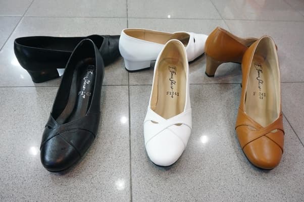 สีขาว หน้าเรียว ส้นสูง แบบเรียบ ดูดีมากค่ะ 3