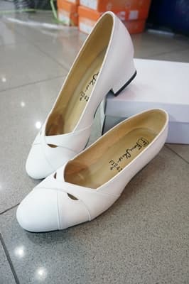 สีขาว หน้าเรียว ส้นสูง แบบเรียบ ดูดีมากค่ะ 5