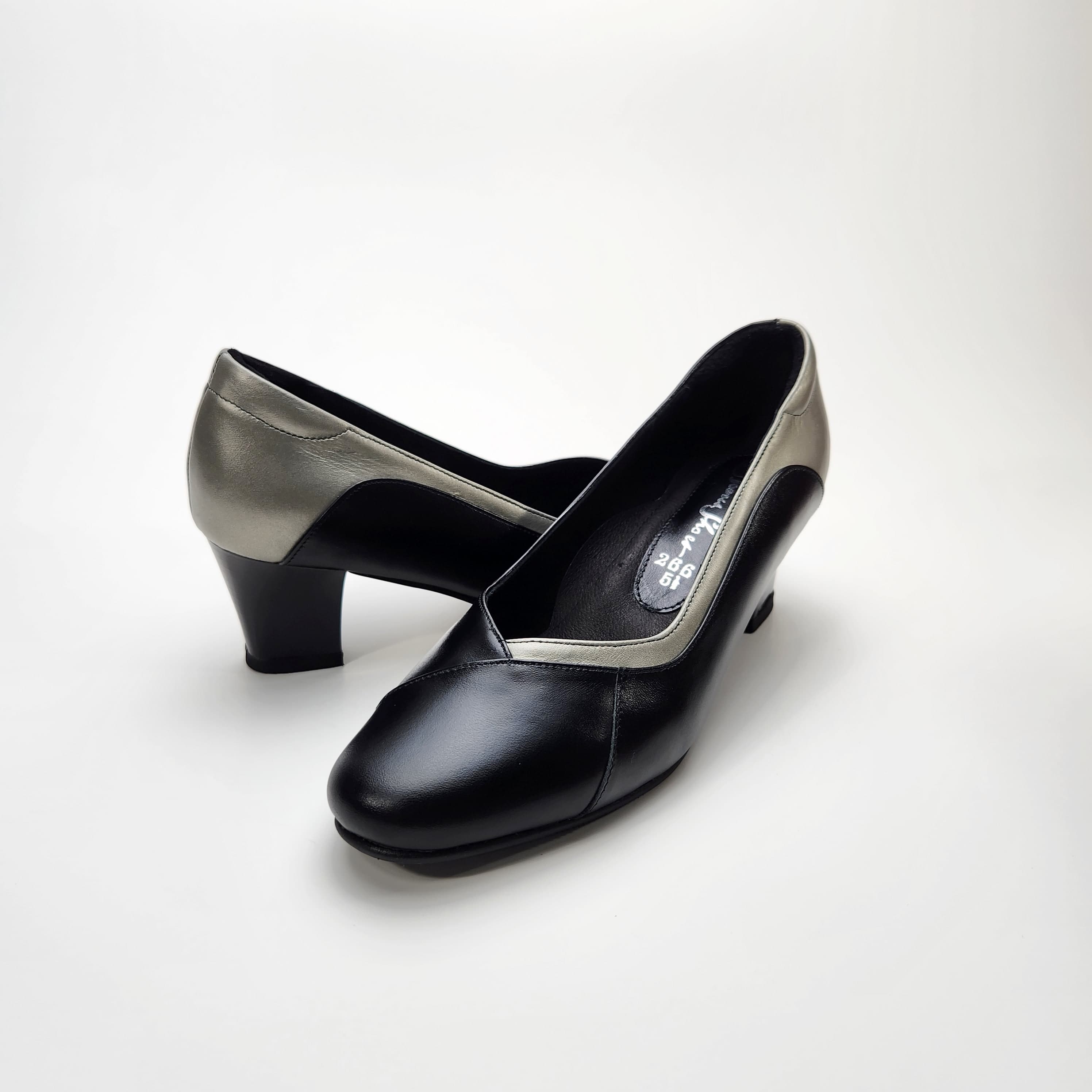 รองเท้ามีลูกเล่นสลับสี ให้ความรู้สึกโดดเด่น 6