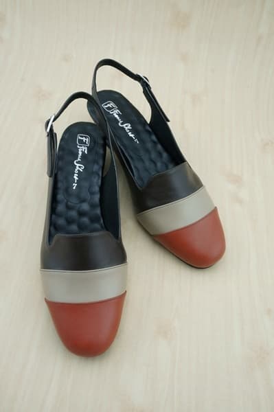 พื้นบุฟองน้ำ นุ่มเท้ามากๆค่ะ ใส่เที่ยวได้ ใส่ทำงานก็ดี 2